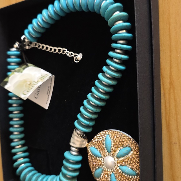 GARDENIA Turquoise and Gold Floral Pendant Necklace - Picture 4 of 6